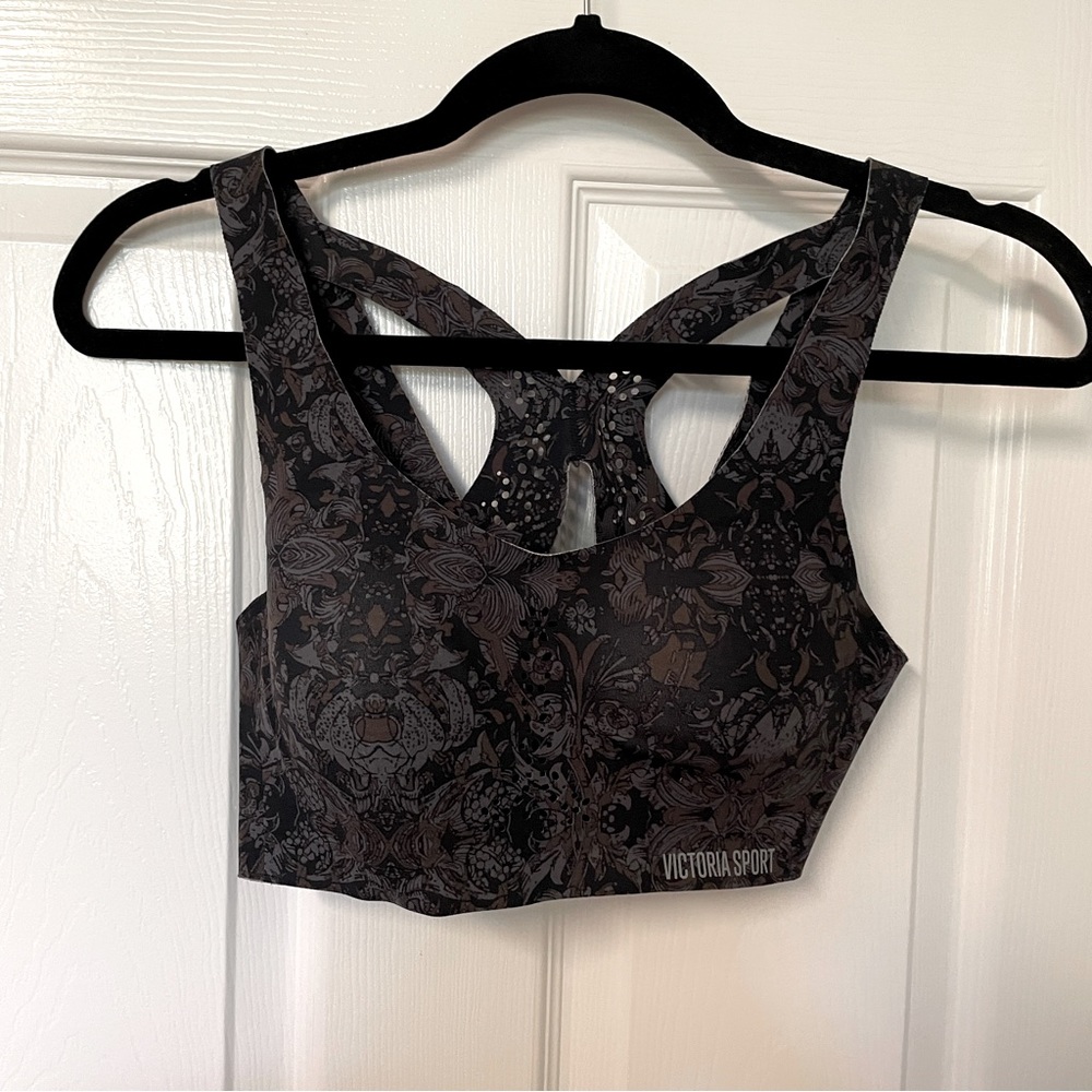 Victoria’s Secret sports bar, 34b
